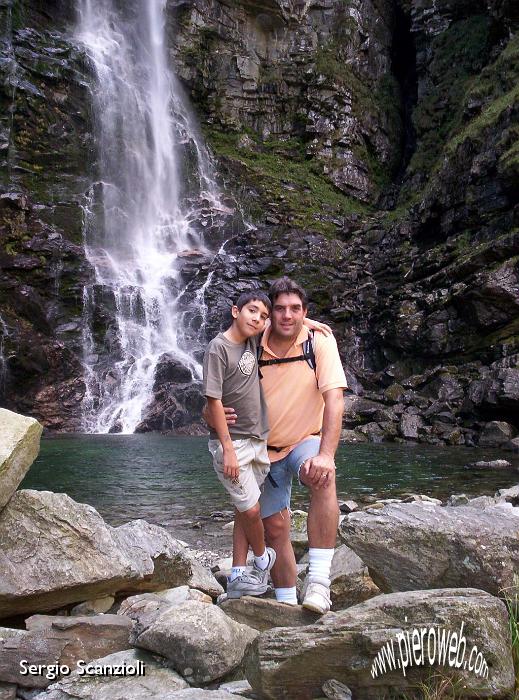 31 Luca e Sergione davanti alla cascata.jpg